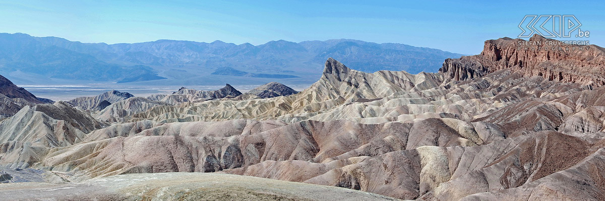 Death Valley - Zabriskie Point Zabriskie Point is een uitkijkpunt in Death Valley en het geeft zicht op geelgekleurde golvende duinen. Stefan Cruysberghs
